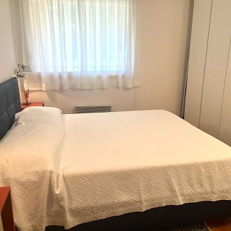 Lovely Flat With Terrace, Swimming Pool And Garage דירה *